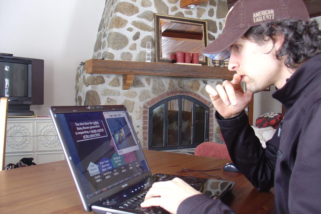 Stéphane Page à ses débuts en marketing de réseau, travaillant sur ses présentations au chalet