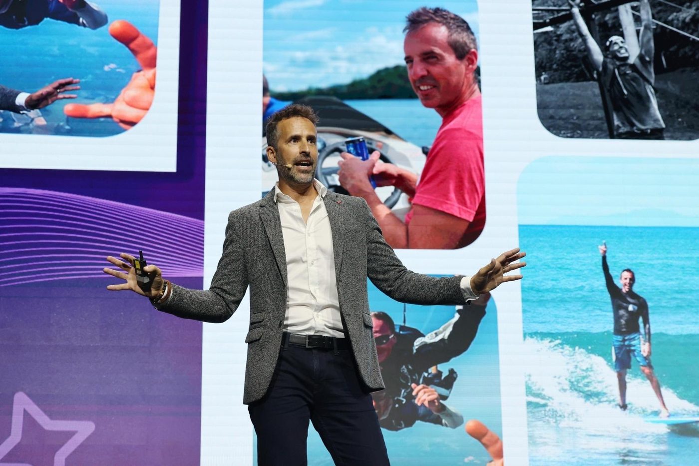 Stéphane Page, top leader PartnerCo, sur scène devant un réseau mondial de marketing relationnel
